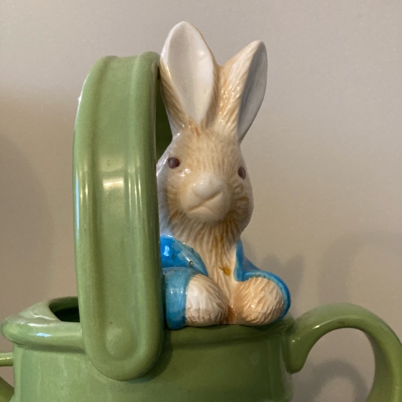 Peter Rabbit Ceramic Watering Can Planter - Picture 4 of 7